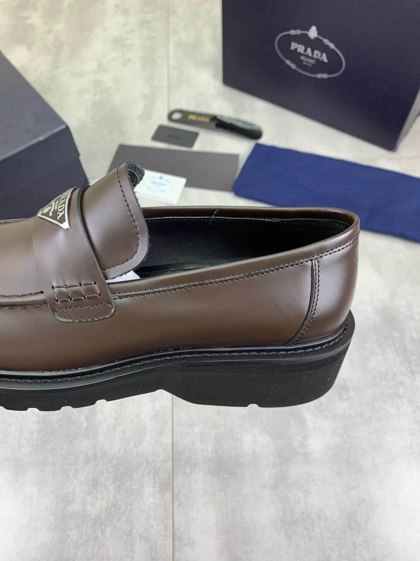 Factory price P880💰Original quality, top version🔱 ＰＲＡＤＡPrada. Men’s business casual leather shoes, top quality products. 1:1 shipment⬆️Luxurious and noble👞All imported original color-brushed edge beads, just to create a more comfortable wearing experience. Upper: Original comfortable open-edge bead rubbed color calfskin➕Top imported water-dyed full cow lining, original high-end lightweight and comfortable TPU foam combination bottom✔️Code number: 39-44 (38 45) 46 47 can be customized)